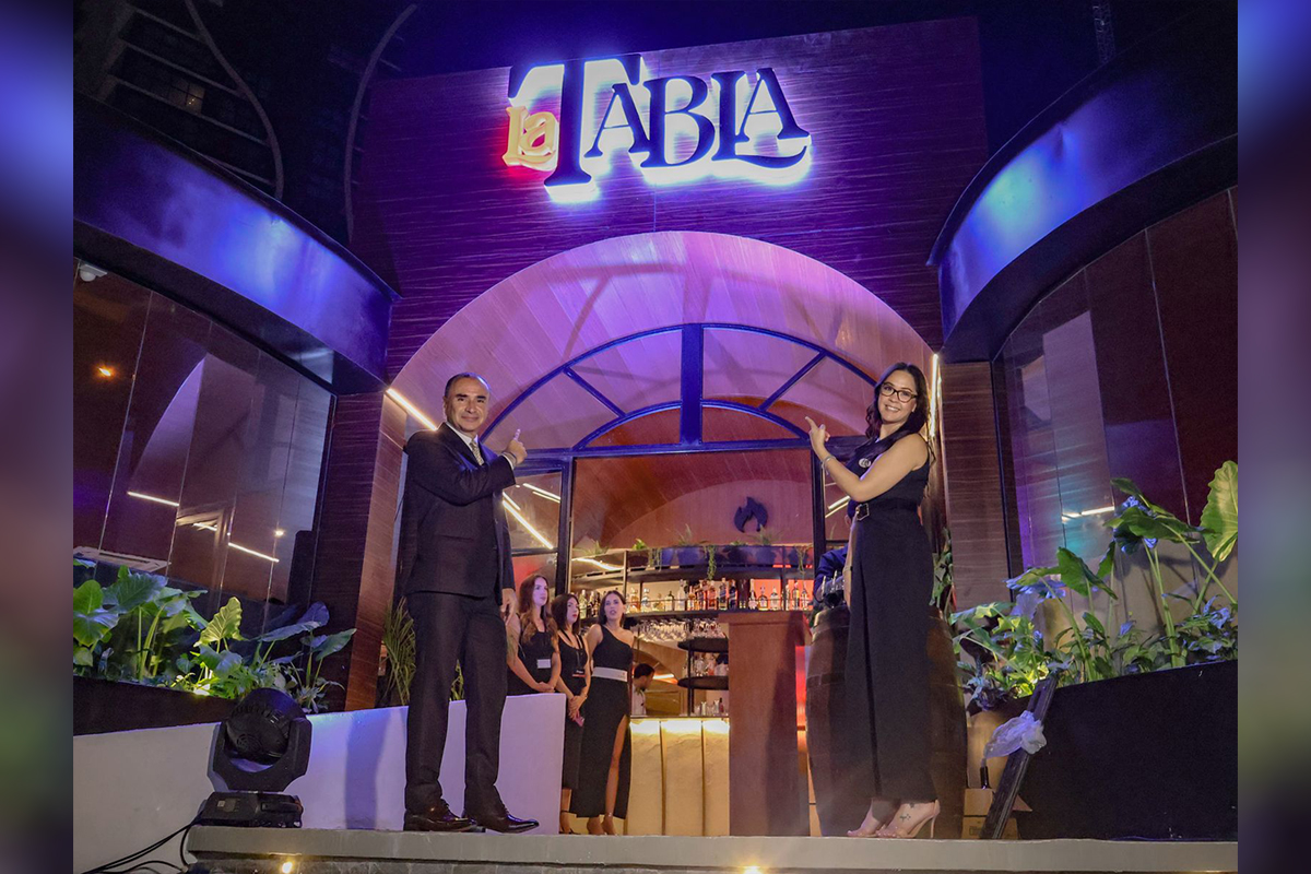 Fachada de La Tabla Boulevard de noche en Equipetrol, Santa Cruz de la Sierra