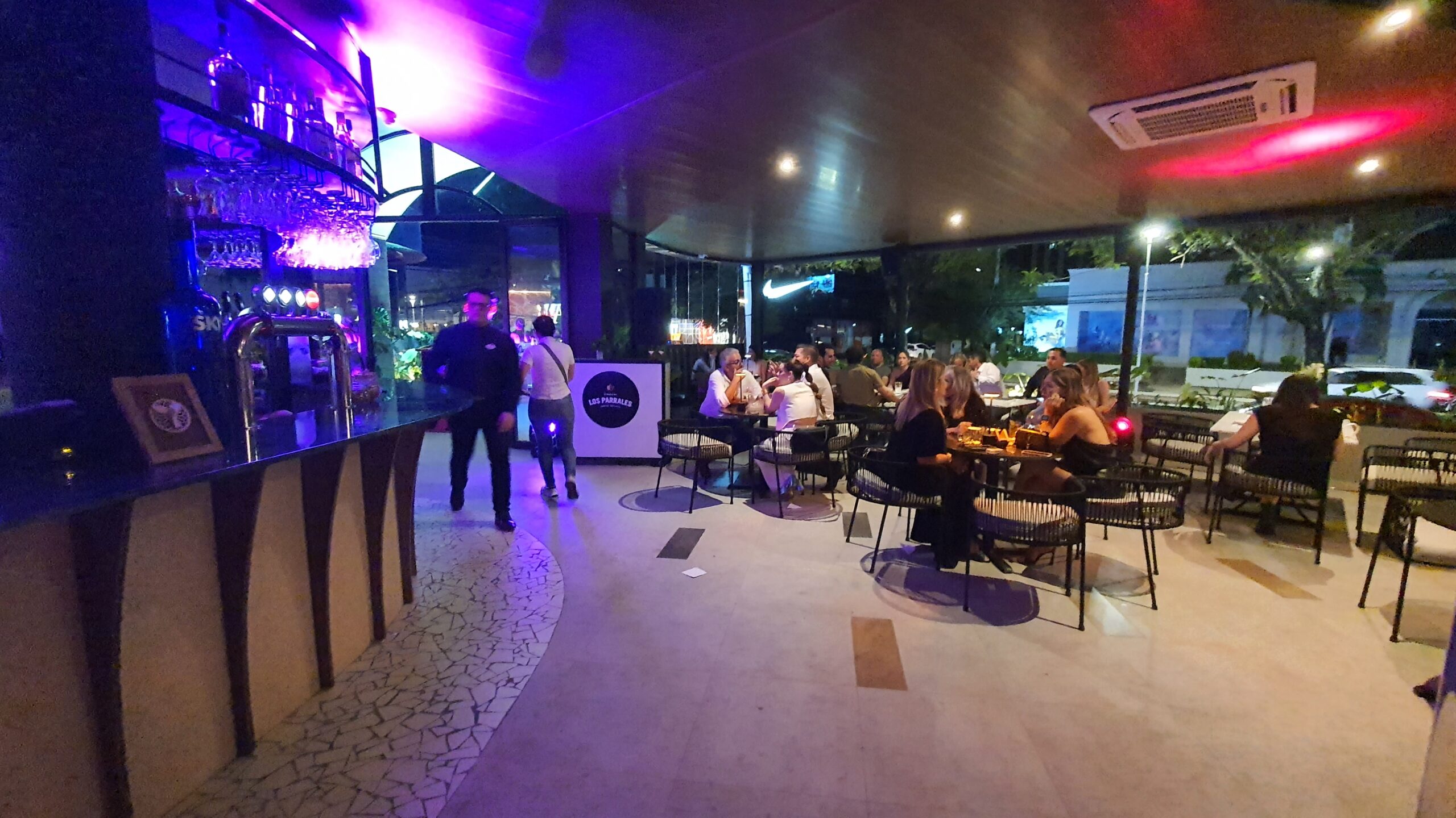 Interior de La Tabla Boulevard — bar y salón de noche, Equipetrol